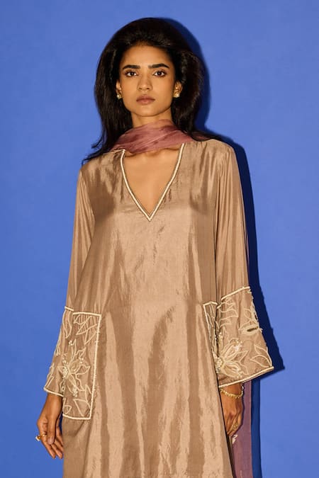 Buy_Esha Arora_Brown Silk, Linen Pearls V-neck Floral Embroidered Kurta Set 
