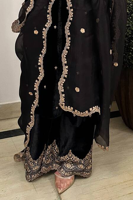 House Of Inari Black , Organza, Velvet Embroidery Kashmiri Straight Kurta Pant Set Online at Aza Fashions House Of Inari_Black , Organza, Velvet Embroidery Kashmiri Straight Kurta Pant Set _Online_at_Aza_Fashions