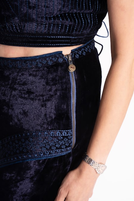 Buy_House Of Inari_Blue Maheshwari Embroidery Sweetheart Neck Crop Top And Skirt Set