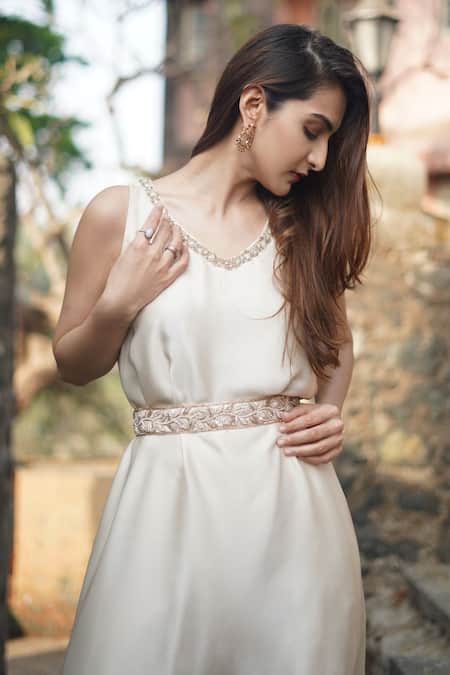 Dajwaree_Off White Georgette Embroidery V-neck Asymmetric Kurta And Pant Set _Online_at_Aza_Fashions