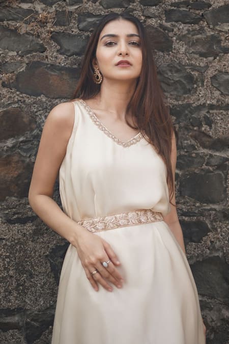 Buy_Dajwaree_Off White Georgette Embroidery V-neck Asymmetric Kurta And Pant Set _Online_at_Aza_Fashions