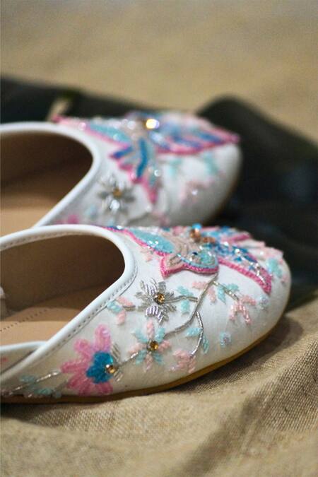 Buy Shradha Hedau Footwear Couture White Cutdana Bird Embroidered Mojris Online at Aza Fashions Buy_Shradha Hedau Footwear Couture_White Cutdana Bird Embroidered Mojris _Online_at_Aza_Fashions