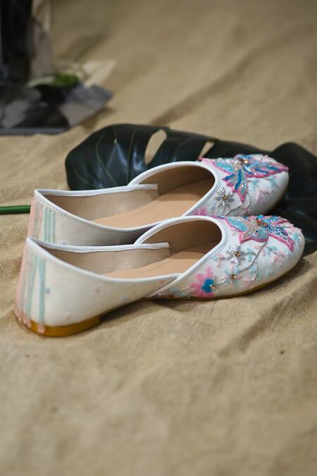 Shradha Hedau Footwear Couture White Cutdana Bird Embroidered Mojris at Aza Fashions Shradha Hedau Footwear Couture_White Cutdana Bird Embroidered Mojris _at_Aza_Fashions