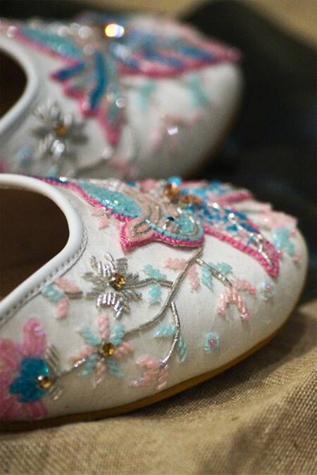 Buy Shradha Hedau Footwear Couture White Cutdana Bird Embroidered Mojris Buy_Shradha Hedau Footwear Couture_White Cutdana Bird Embroidered Mojris