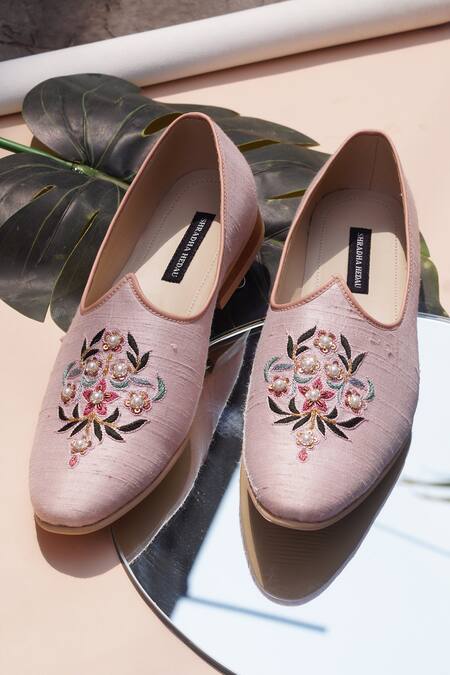 Buy_Shradha Hedau Footwear Couture_Peach Embroidery Floral Mojadi 