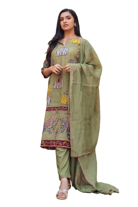 Aindhri By Mahitha Green Silk, Rayon, Chanderi Embroidery Notched Neck Elephant Kalamkari Kurta Set at Aza Fashions Aindhri By Mahitha_Green Silk, Rayon, Chanderi Embroidery Notched Neck Elephant Kalamkari Kurta Set_at_Aza_Fashions