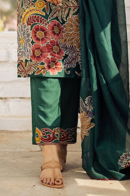 Shop Aindhri By Mahitha Emerald Green Chanderi Silk, Rayon, Floral Hand Painted Kalamkari Kurta Set Shop_Aindhri By Mahitha_Emerald Green Chanderi Silk, Rayon, Floral Hand Painted Kalamkari Kurta Set