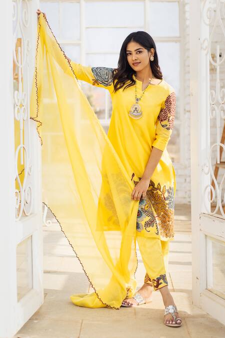 Aindhri By Mahitha Yellow Silk, Rayon, Floral Hand Painted Kalamkari Set Online at Aza Fashions Aindhri By Mahitha_Yellow Silk, Rayon, Floral Hand Painted Kalamkari Set_Online_at_Aza_Fashions