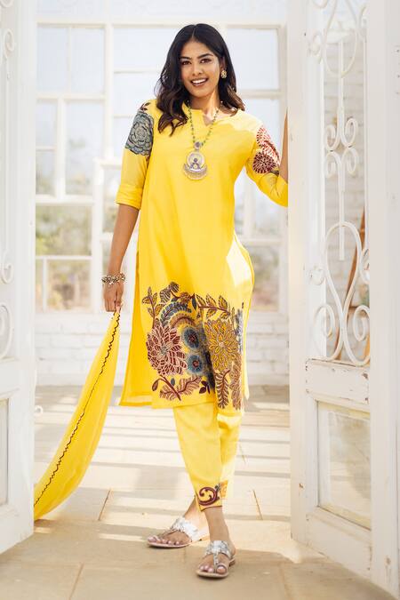 Aindhri By Mahitha Yellow Silk, Rayon, Floral Hand Painted Kalamkari Set at Aza Fashions Aindhri By Mahitha_Yellow Silk, Rayon, Floral Hand Painted Kalamkari Set_at_Aza_Fashions
