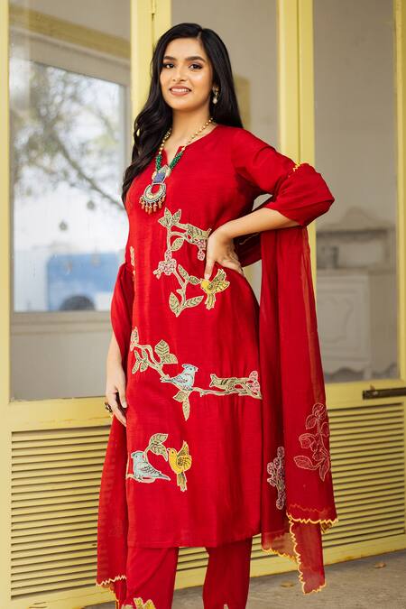 Aindhri By Mahitha Red Silk, Rayon, Embroidery Notched Kalamkari Kurta Pant Set at Aza Fashions Aindhri By Mahitha_Red Silk, Rayon, Embroidery Notched Kalamkari Kurta Pant Set_at_Aza_Fashions