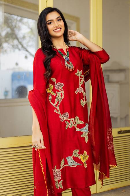 Buy Aindhri By Mahitha Red Silk, Rayon, Embroidery Notched Kalamkari Kurta Pant Set Buy_Aindhri By Mahitha_Red Silk, Rayon, Embroidery Notched Kalamkari Kurta Pant Set