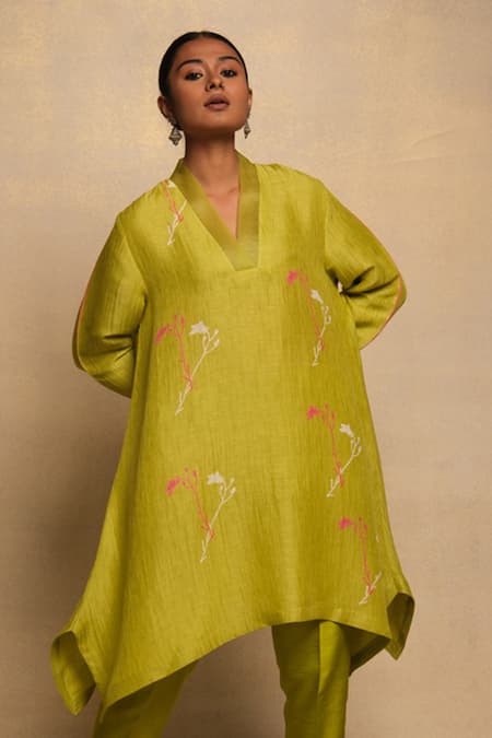 Avni Bhuva Remon Floral Motif Asymmetric Kurta & Pant Set 