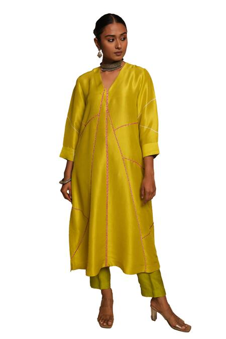 Avni Bhuva_Green Silk, Cotton V-neck Veitri Geometric Pattern Kurta And Pant Co-ord Set _Online_at_Aza_Fashions