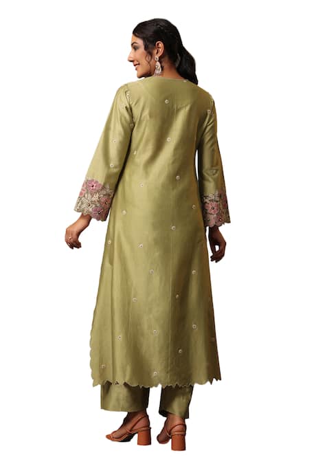 Label Niti Bothra Green Chanderi Silk Embroidery, Applique Split V-neck Kurta Set Online at Aza Fashions Label Niti Bothra_Green Chanderi Silk Embroidery, Applique Split V-neck Kurta Set _Online_at_Aza_Fashions