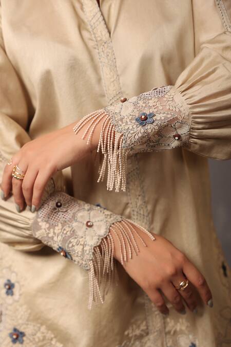 Buy_Label Niti Bothra_Ivory Chanderi Silk Embroidery Collared Floral Applique Shirt And Pant Set 