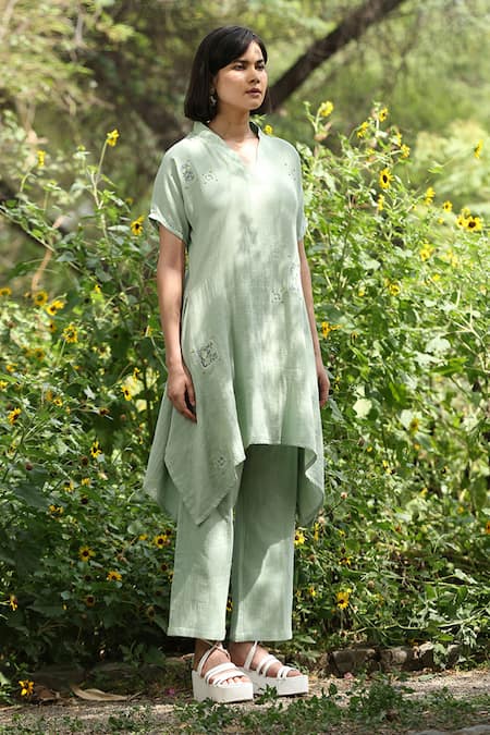 Buy_Weaver Story_Green Cotton Embroidery V-neck Floral Kurta With Pant _Online_at_Aza_Fashions