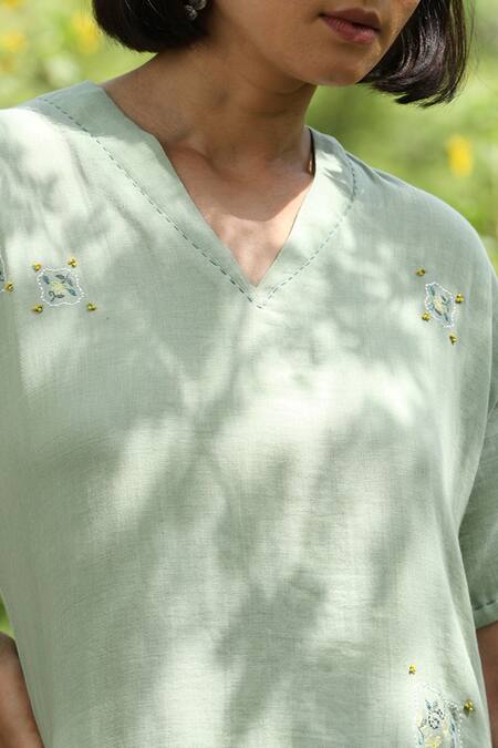 Buy_Weaver Story_Green Cotton Embroidery V-neck Floral Kurta With Pant 