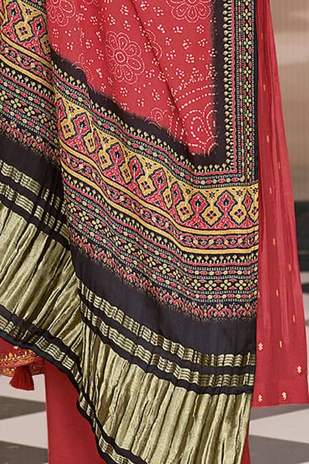 Buy_Label Varsha_Red Viscose, Silk Embroidery Round Neck Floral Work Kurta Pant Set_Online_at_Aza_Fashions