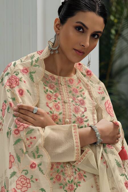 Shop Label Varsha Off White Viscose Embroidery Round Neck Kurta Set Shop_Label Varsha_Off White Viscose Embroidery Round Neck Kurta Set
