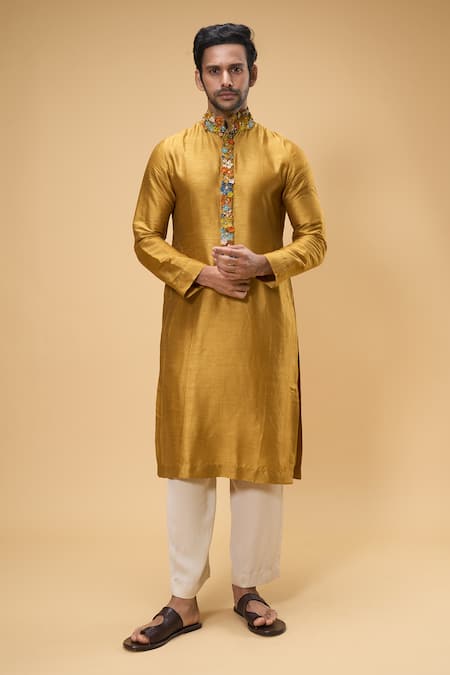 Taavare Placed Floral Applique Kurta With Pant 