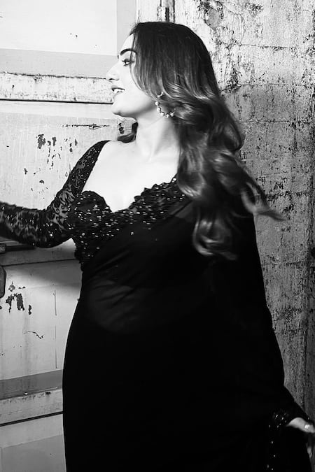 Buy_Premya By Manishii_Black Georgette, Tulle Sequins, Scallop Border Embroidered Saree With Blouse 