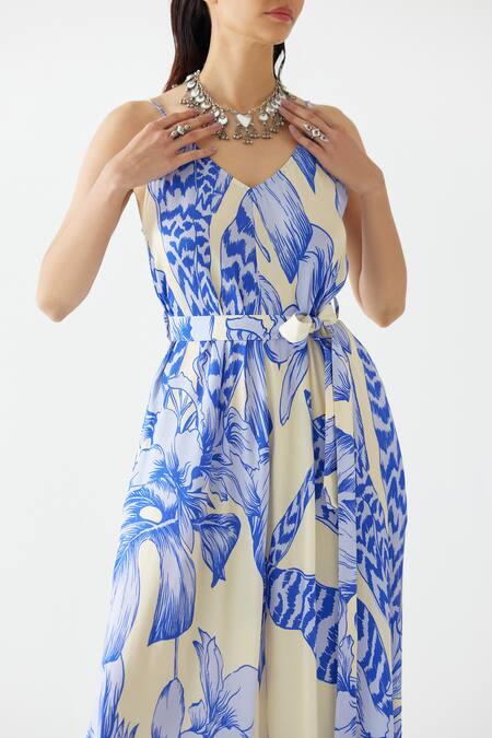 Buy Studio Rigu Blue V-neck Vegan Silk Aphrodite Print Jumpsuit With Belt Online at Aza Fashions Buy_Studio Rigu_Blue V-neck Vegan Silk Aphrodite Print Jumpsuit With Belt _Online_at_Aza_Fashions