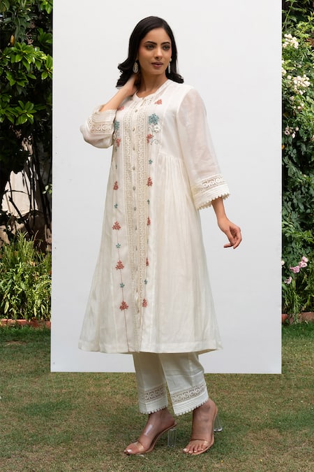 OMI Off White Chanderi, Cotton Satin Embroidery, Lace Round Floral Kurta Pant Set Online at Aza Fashions OMI_Off White Chanderi, Cotton Satin Embroidery, Lace Round Floral Kurta Pant Set _Online_at_Aza_Fashions