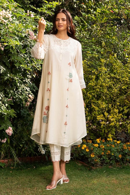 OMI Off White Chanderi, Cotton Satin Lace, Embroidery Round Neck Kurta Pant Set 