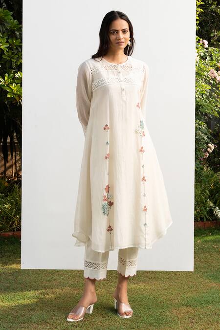 OMI Off White Chanderi, Cotton Satin Lace, Embroidery Round Neck Kurta Pant Set at Aza Fashions OMI_Off White Chanderi, Cotton Satin Lace, Embroidery Round Neck Kurta Pant Set _at_Aza_Fashions