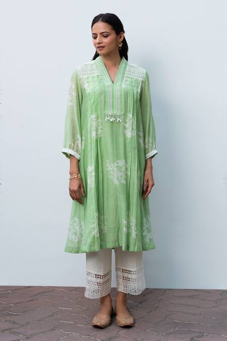 Buy_OMI_Green Chanderi, Cotton Lace, Embroidery V-neck Pleated Kurta Pant Set _Online_at_Aza_Fashions