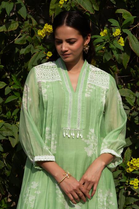 Buy_OMI_Green Chanderi, Cotton Lace, Embroidery V-neck Pleated Kurta Pant Set 