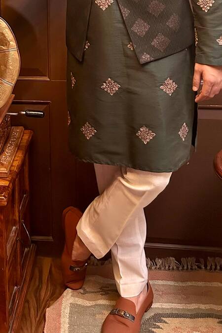 The House Of Diwans Green Polyester, Viscose, Cotton, Silk Embroidery Floral Bundi Kurta Set Online at Aza Fashions The House Of Diwans_Green Polyester, Viscose, Cotton, Silk Embroidery Floral Bundi Kurta Set _Online_at_Aza_Fashions