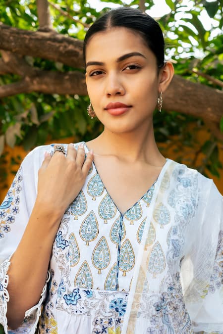 Maison Shefali Ivory Cotton, Chanderi Lace, Embroidery V-neck Floral Boota Print Kurta Pant Set at Aza Fashions Maison Shefali_Ivory Cotton, Chanderi Lace, Embroidery V-neck Floral Boota Print Kurta Pant Set _at_Aza_Fashions