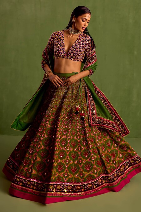 Neha Khullar Green Viscose Raw Silk Print Quatrefoil Plunging V Hand Embroidered Lehenga Set