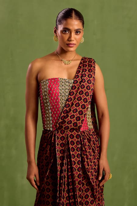 Neha Khullar_Black Viscose, Crepe Beads, Cut Quatrefoil Print Pre-draped Saree With Blouse _Online_at_Aza_Fashions