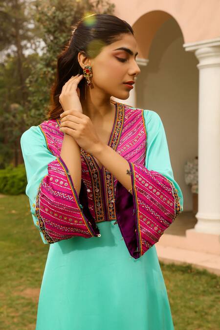 Shop Bhawna Sethi Green Satin, Organza Beads, Zari, Embroidery V-neck Tiffany Yoke Kurta Set Shop_Bhawna Sethi_Green Satin, Organza Beads, Zari, Embroidery V-neck Tiffany Yoke Kurta Set