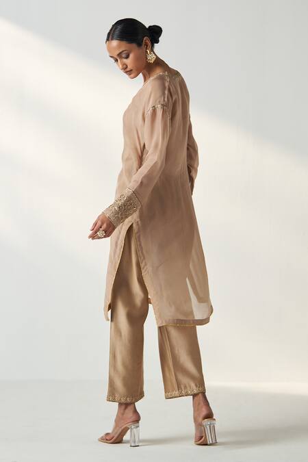 Studio Bagechaa Brown Organza, Chanderi, Cotton Embroidery, Pakhi Bloom Neckline Kurta Pant Set at Aza Fashions Studio Bagechaa_Brown Organza, Chanderi, Cotton Embroidery, Pakhi Bloom Neckline Kurta Pant Set _at_Aza_Fashions