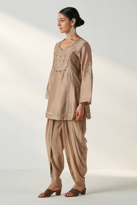 Studio Bagechaa Brown Chanderi, Linen Sequins, Pihu Damask Dori Short Kurta With Tulip Pant at Aza Fashions Studio Bagechaa_Brown Chanderi, Linen Sequins, Pihu Damask Dori Short Kurta With Tulip Pant _at_Aza_Fashions