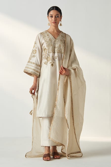 Studio Bagechaa_Ivory Chanderi, Cotton Sequins, Embroidery V-neck Roop Gul Dori Kurta Pant Set _at_Aza_Fashions