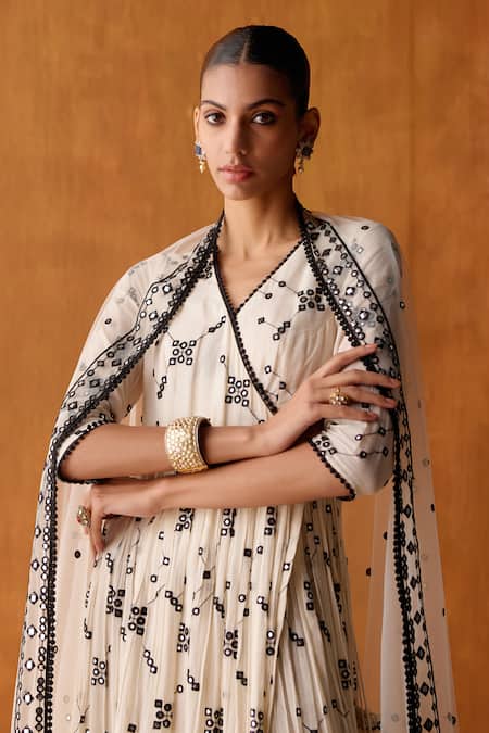 Preevin Black Cotton, Tulle, Net Starlet Flora Thread And Work Angarkha Anarkali Set Online at Aza Fashions Preevin_Black Cotton, Tulle, Net Starlet Flora Thread And Work Angarkha Anarkali Set _Online_at_Aza_Fashions