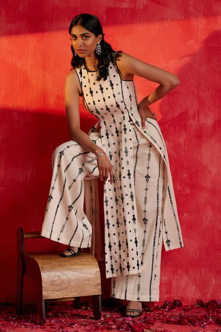 Preevin_Black Cotton Mirrors, Starlet Flora Thread And Work Slit Kurta With Palazzo _Online_at_Aza_Fashions