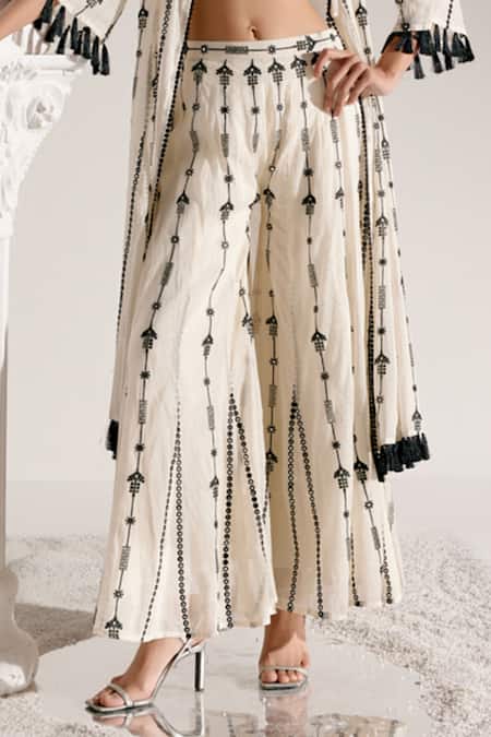 Preevin_White Cotton Tassels V-, Sweetheart Bloom Star Thread And Mirror Work Set _Online_at_Aza_Fashions
