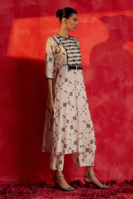 Preevin Black Cotton Mirrors, Embroidery Fleur Jaal Thread And Work Slit Kurta With Pant Online at Aza Fashions Preevin_Black Cotton Mirrors, Embroidery Fleur Jaal Thread And Work Slit Kurta With Pant _Online_at_Aza_Fashions