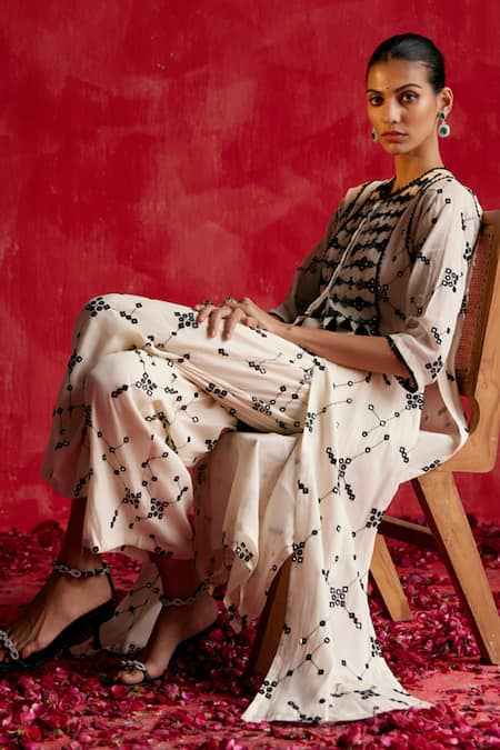 Shop Preevin Black Cotton Mirrors, Embroidery Fleur Jaal Thread And Work Slit Kurta With Pant Online at Aza Fashions Shop_Preevin_Black Cotton Mirrors, Embroidery Fleur Jaal Thread And Work Slit Kurta With Pant _Online_at_Aza_Fashions