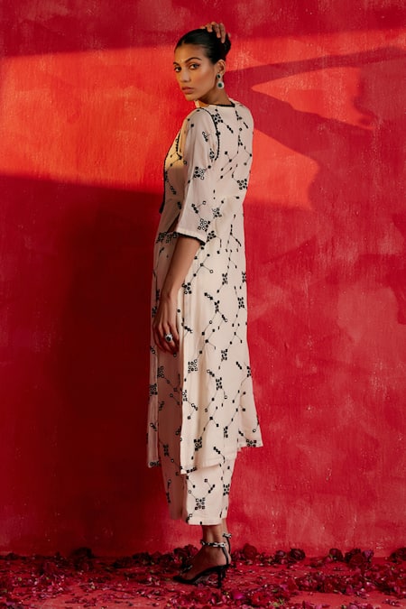 Shop Preevin Black Cotton Mirrors, Embroidery Fleur Jaal Thread And Work Slit Kurta With Pant at Aza Fashions Shop_Preevin_Black Cotton Mirrors, Embroidery Fleur Jaal Thread And Work Slit Kurta With Pant _at_Aza_Fashions