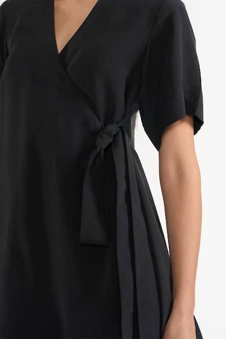 Perona Black Cotton Solid V Neck Clara Tie-up Waist Dress at Aza Fashions Perona_Black Cotton Solid V Neck Clara Tie-up Waist Dress _at_Aza_Fashions