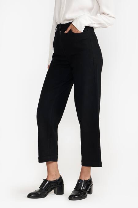 Perona Black Cotton Plain Juliette Barrel Pant Online at Aza Fashions Perona_Black Cotton Plain Juliette Barrel Pant _Online_at_Aza_Fashions