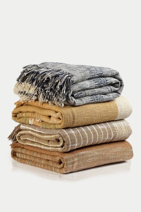 Design Gaatha Cream 100% Cotton Print Handwoven Chequered Pattern Bed Cover at Aza Fashions Design Gaatha_Cream 100% Cotton Print Handwoven Chequered Pattern Bed Cover_at_Aza_Fashions