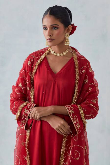 Ikshita Choudhary Red Satin, Organza Embroidery, Sequins V-neck Hand Kurta Set at Aza Fashions Ikshita Choudhary_Red Satin, Organza Embroidery, Sequins V-neck Hand Kurta Set _at_Aza_Fashions
