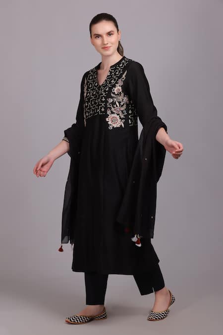 Suvastram Black Kurta And Dupatta Chanderi Silk Embroidered Sequins Notched Pant Set 